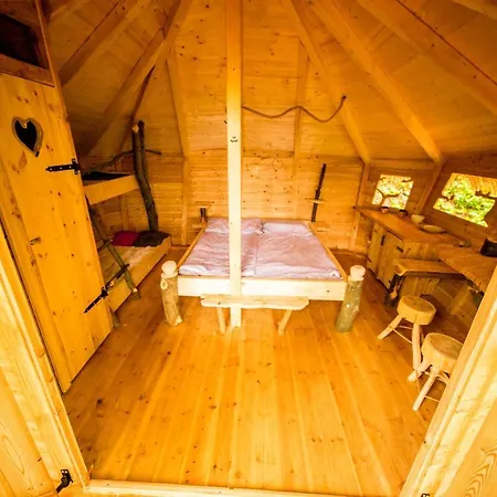 Treehouse Pod Jestedem Lodge *